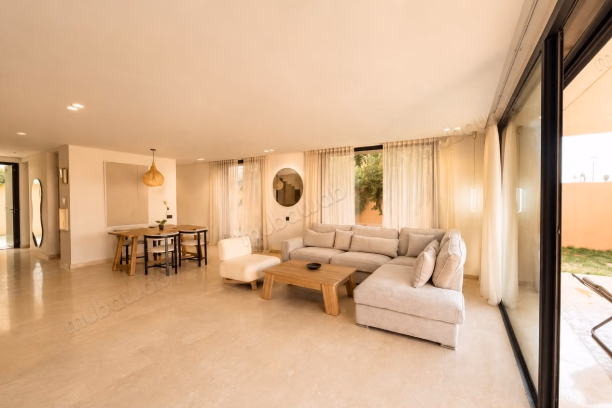 Location saisonnière villa de luxe à Route de Tahanaout. 
3 chambres agréables. 
Piscine et air conditionné