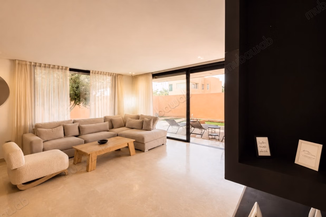 Location saisonnière villa de luxe à Route de Tahanaout. 
3 chambres agréables. 
Piscine et air conditionné