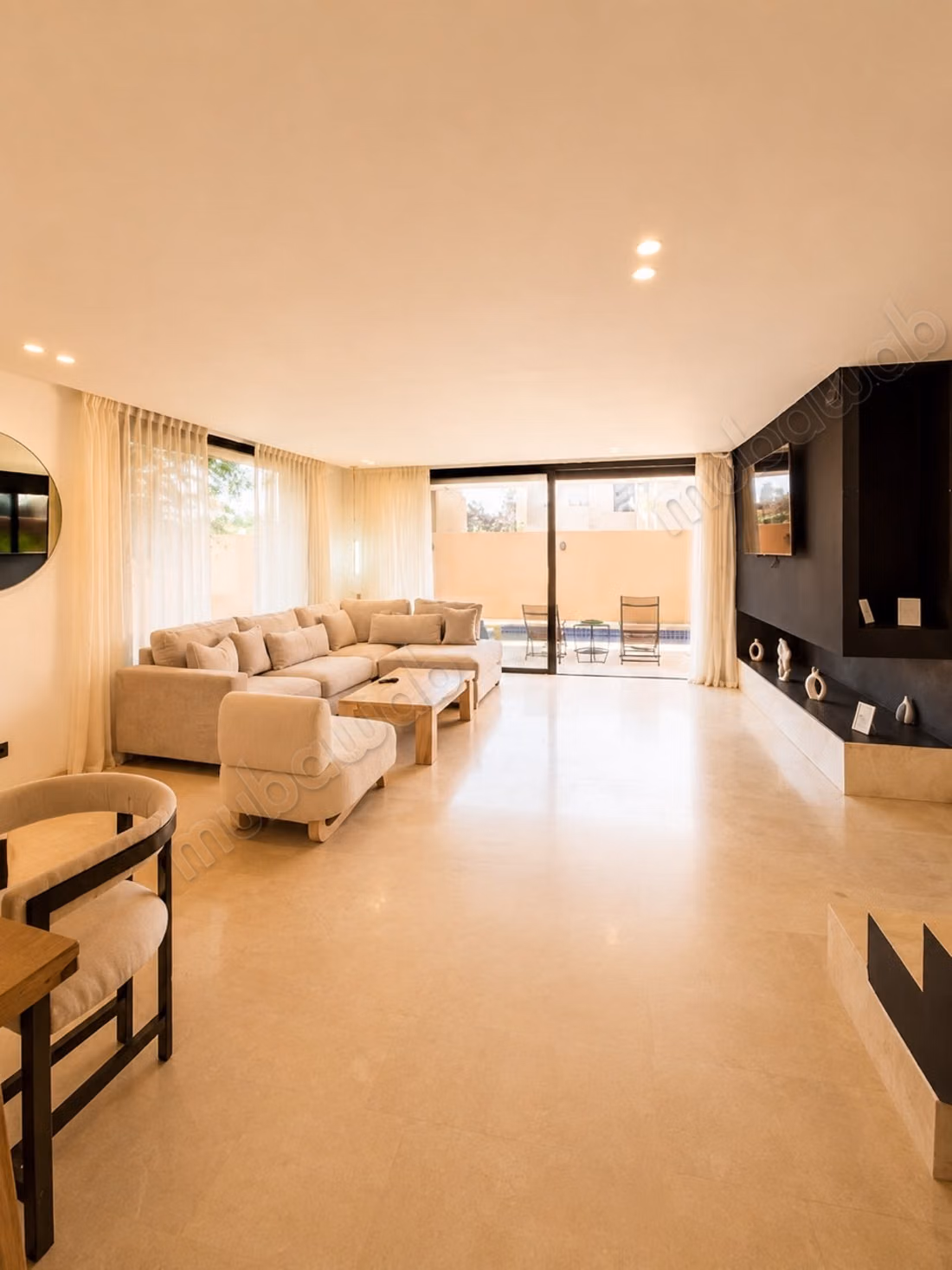Location saisonnière villa de luxe à Route de Tahanaout. 
3 chambres agréables. 
Piscine et air conditionné