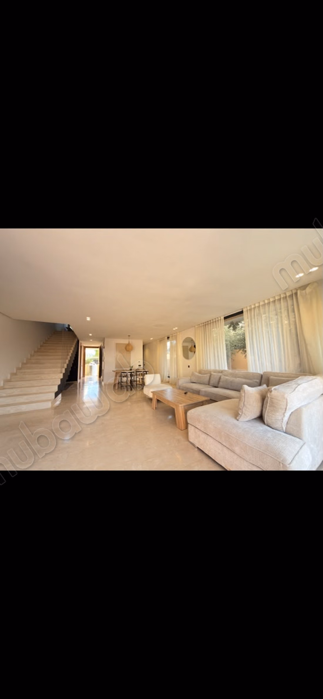 Location saisonnière villa de luxe à Route de Tahanaout. 
3 chambres agréables. 
Piscine et air conditionné
