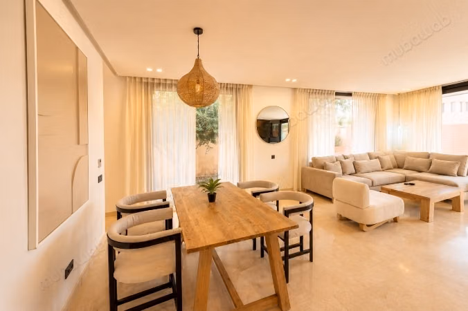 Location saisonnière villa de luxe à Route de Tahanaout. 
3 chambres agréables. 
Piscine et air conditionné