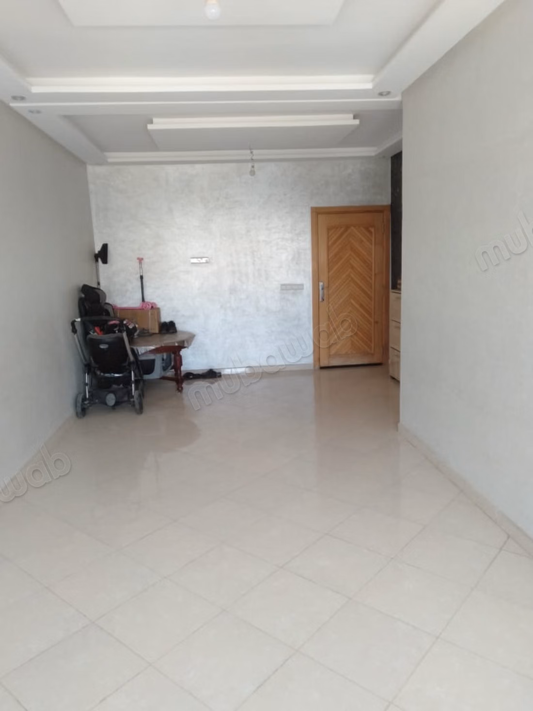 Bel appartement à vendre à Lahraouyine. 
2 chambres. 
Ascenseur et terrasse