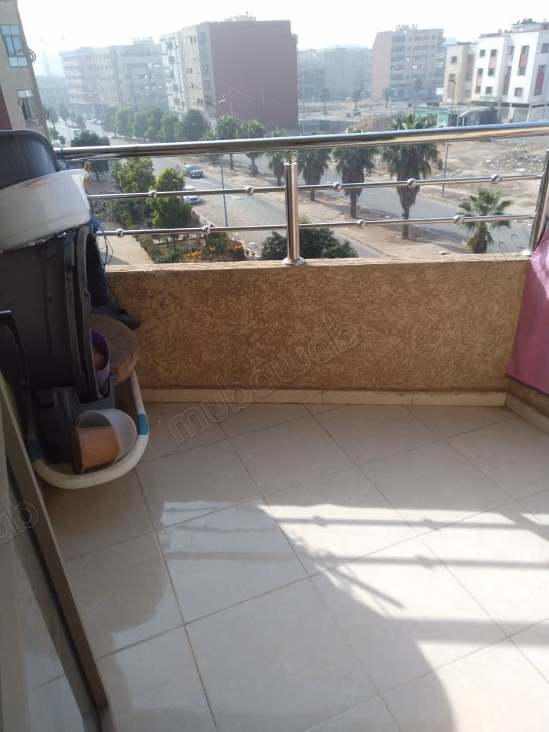 Bel appartement à vendre à Lahraouyine. 
2 chambres. 
Ascenseur et terrasse