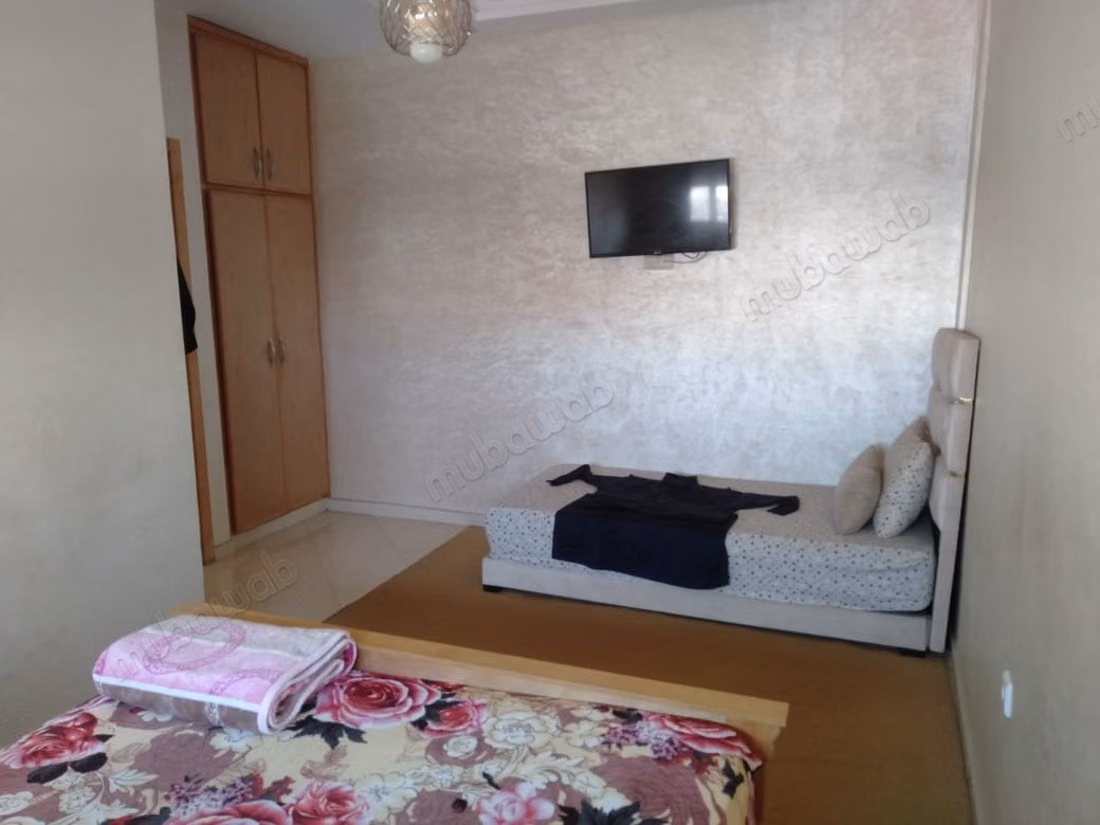 Bel appartement à vendre à Lahraouyine. 
2 chambres. 
Ascenseur et terrasse
