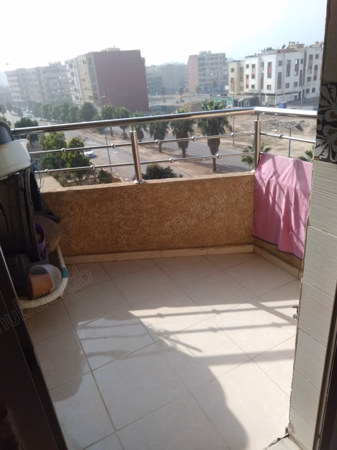 Bel appartement à vendre à Lahraouyine. 
2 chambres. 
Ascenseur et terrasse