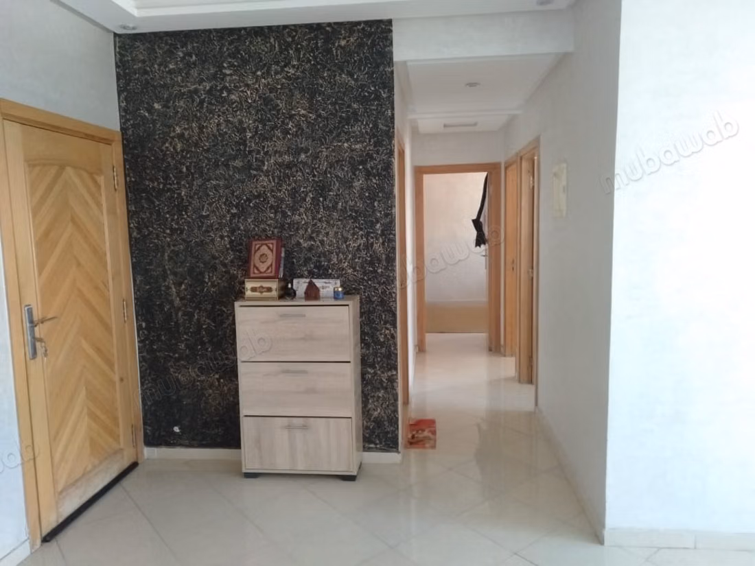 Bel appartement à vendre à Lahraouyine. 
2 chambres. 
Ascenseur et terrasse