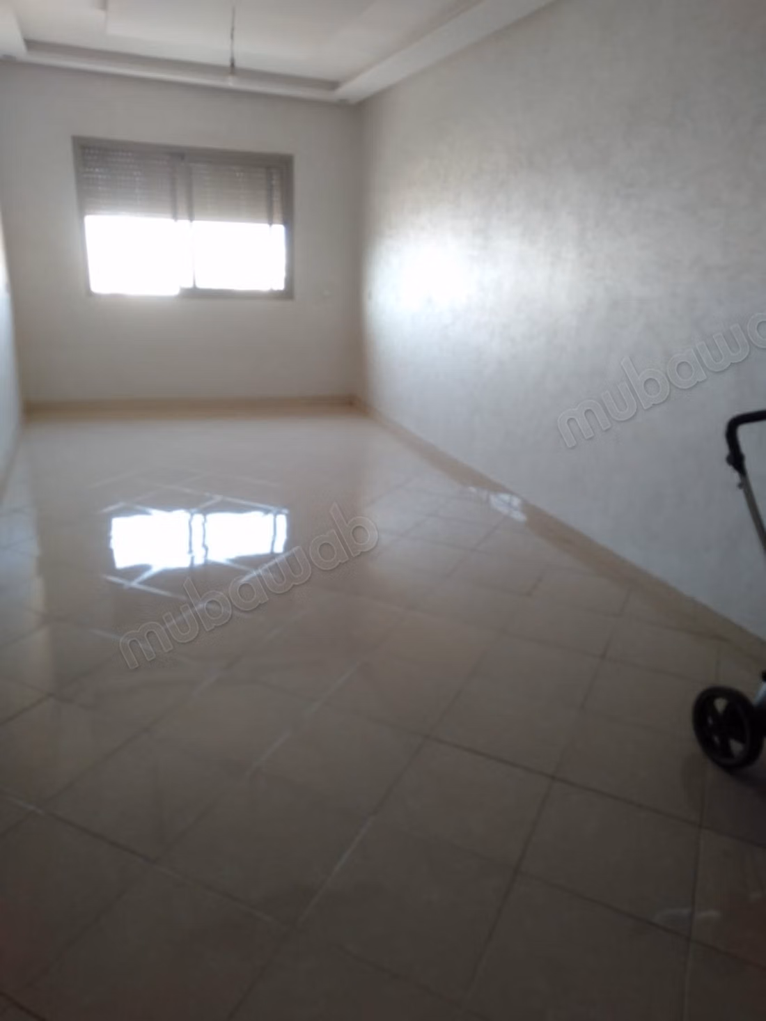 Bel appartement à vendre à Lahraouyine. 
2 chambres. 
Ascenseur et terrasse
