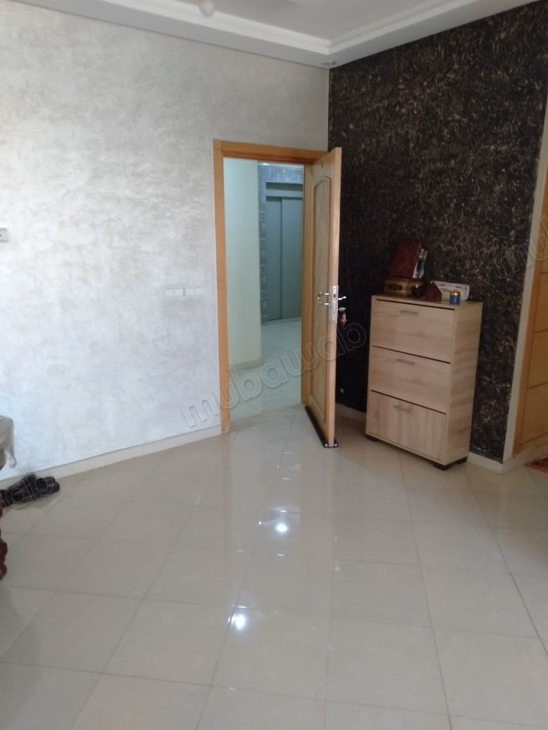 Bel appartement à vendre à Lahraouyine. 
2 chambres. 
Ascenseur et terrasse