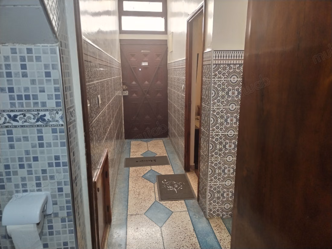 Appartement de vacances de location journalière à Hay Mohammadi.
Surface totale 75 m².
Porte blindée, antenne parabolique