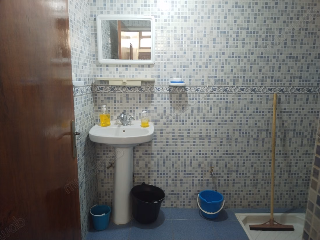 Appartement de vacances de location journalière à Hay Mohammadi.
Surface totale 75 m².
Porte blindée, antenne parabolique