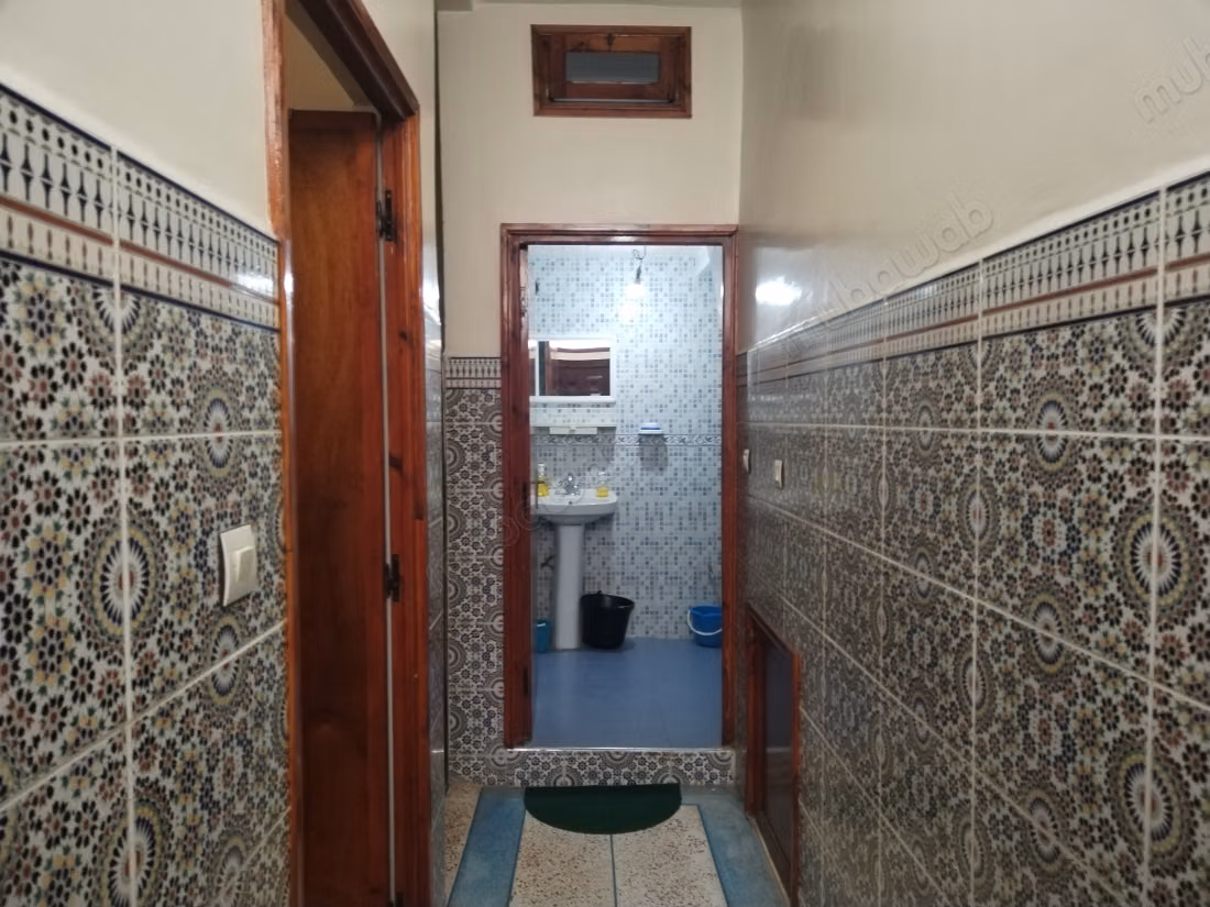 Appartement de vacances de location journalière à Hay Mohammadi.
Surface totale 75 m².
Porte blindée, antenne parabolique