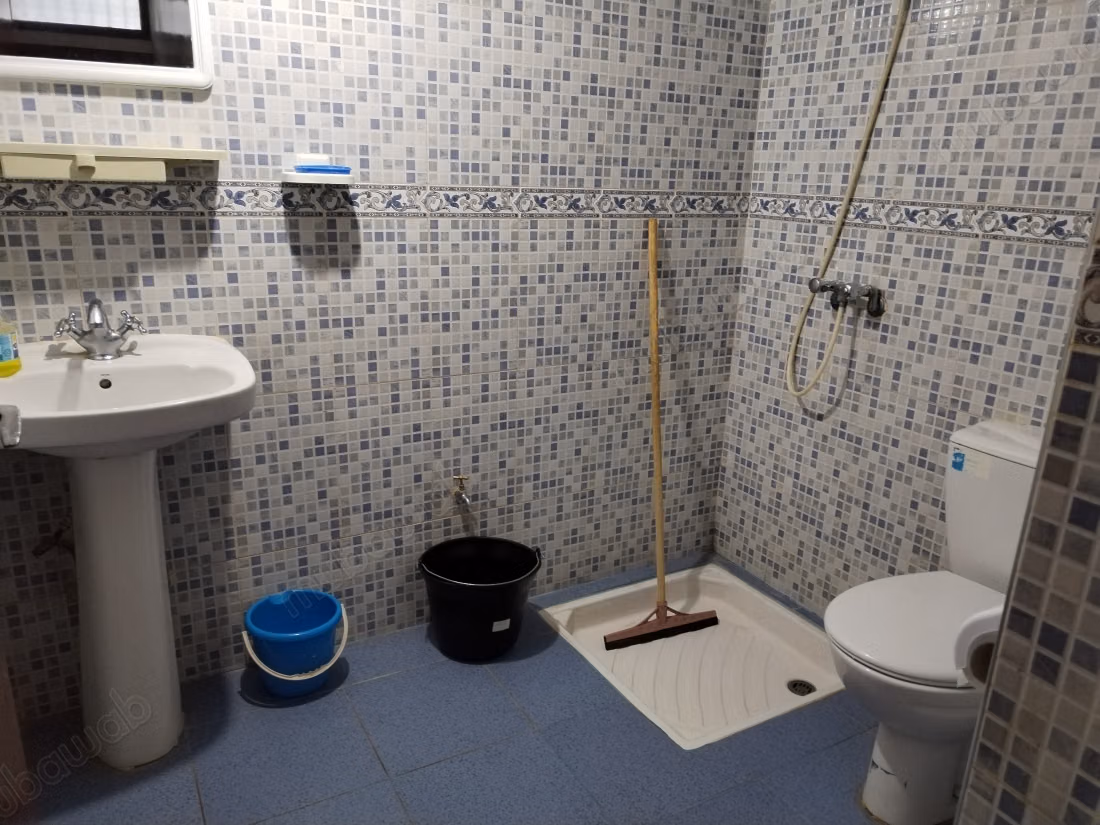 Appartement de vacances de location journalière à Hay Mohammadi.
Surface totale 75 m².
Porte blindée, antenne parabolique