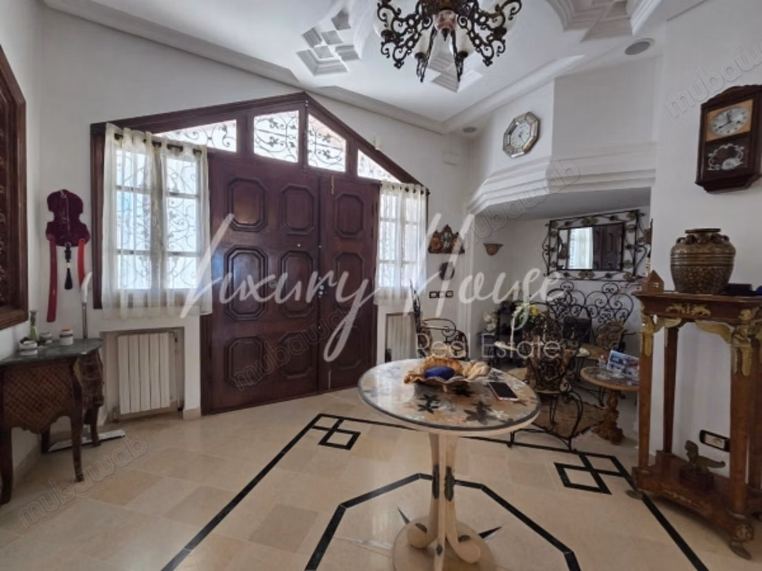 Spacieuse villa S7 avec piscine à la Soukra