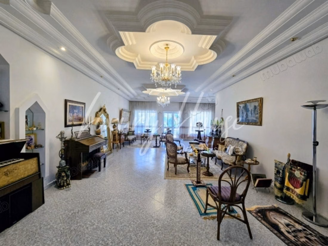 Spacieuse villa S7 avec piscine à la Soukra