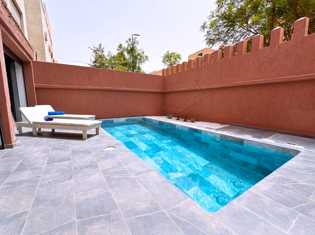 Maison à louer à Route Casablanca. 
3 chambres agréables. 
Bien meublé
