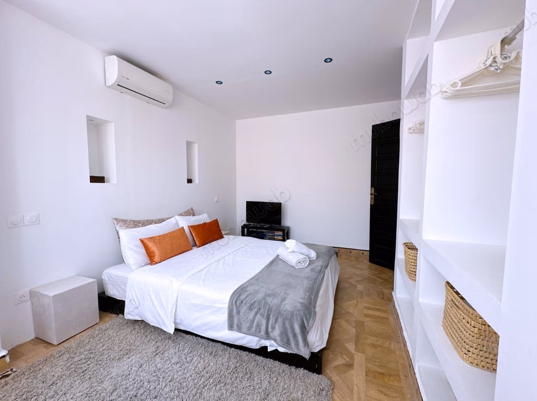 Maison à louer à Route Casablanca. 
3 chambres agréables. 
Bien meublé
