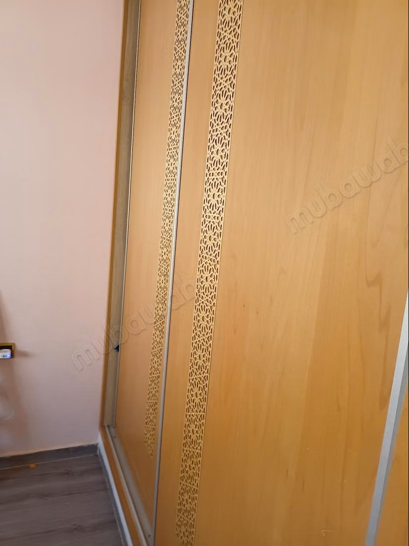 Maison à l'achat à Bir Rami Ouest. 
6 grandes pièces. 
Jardin et terrasse