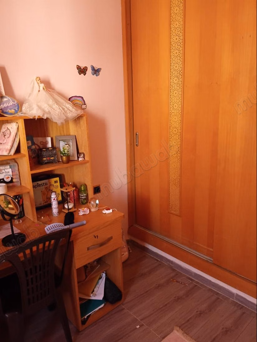 Maison à l'achat à Bir Rami Ouest. 
6 grandes pièces. 
Jardin et terrasse