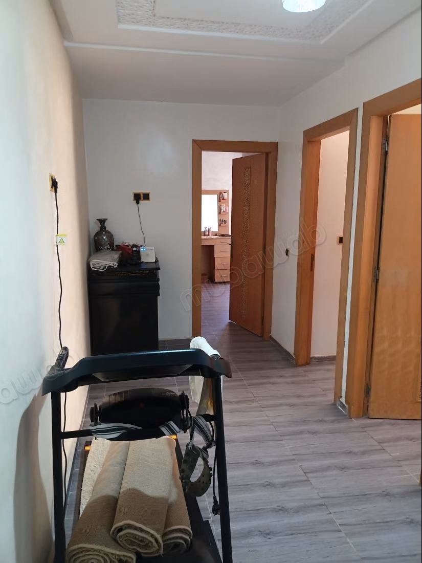 Maison à l'achat à Bir Rami Ouest. 
6 grandes pièces. 
Jardin et terrasse