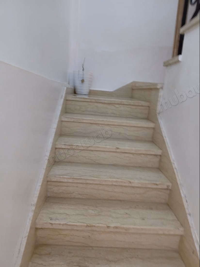 Maison à l'achat à Bir Rami Ouest. 
6 grandes pièces. 
Jardin et terrasse