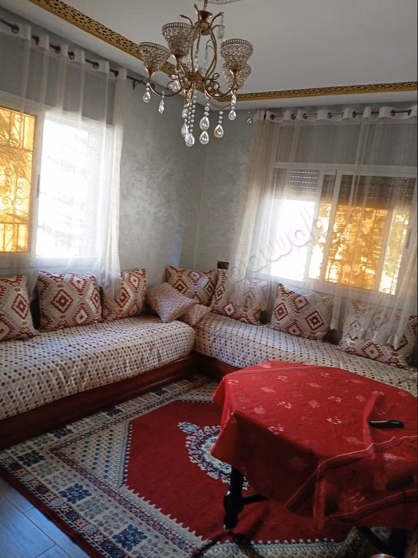 Maison à l'achat à Bir Rami Ouest. 
6 grandes pièces. 
Jardin et terrasse
