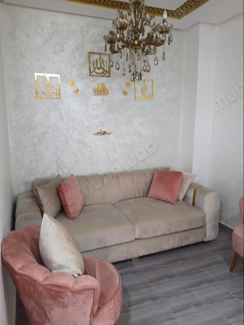 Maison à l'achat à Bir Rami Ouest. 
6 grandes pièces. 
Jardin et terrasse