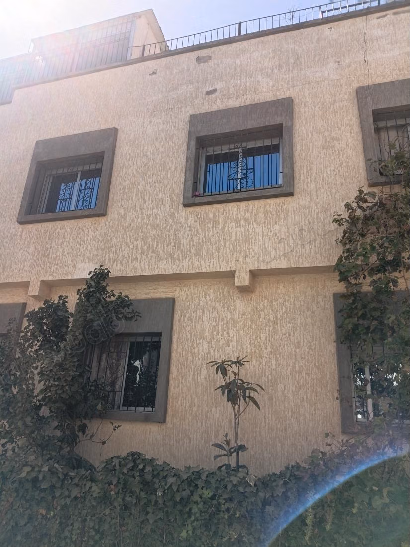 Maison à l'achat à Bir Rami Ouest. 
6 grandes pièces. 
Jardin et terrasse
