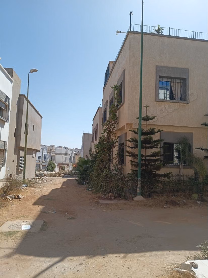 Maison à l'achat à Bir Rami Ouest. 
6 grandes pièces. 
Jardin et terrasse