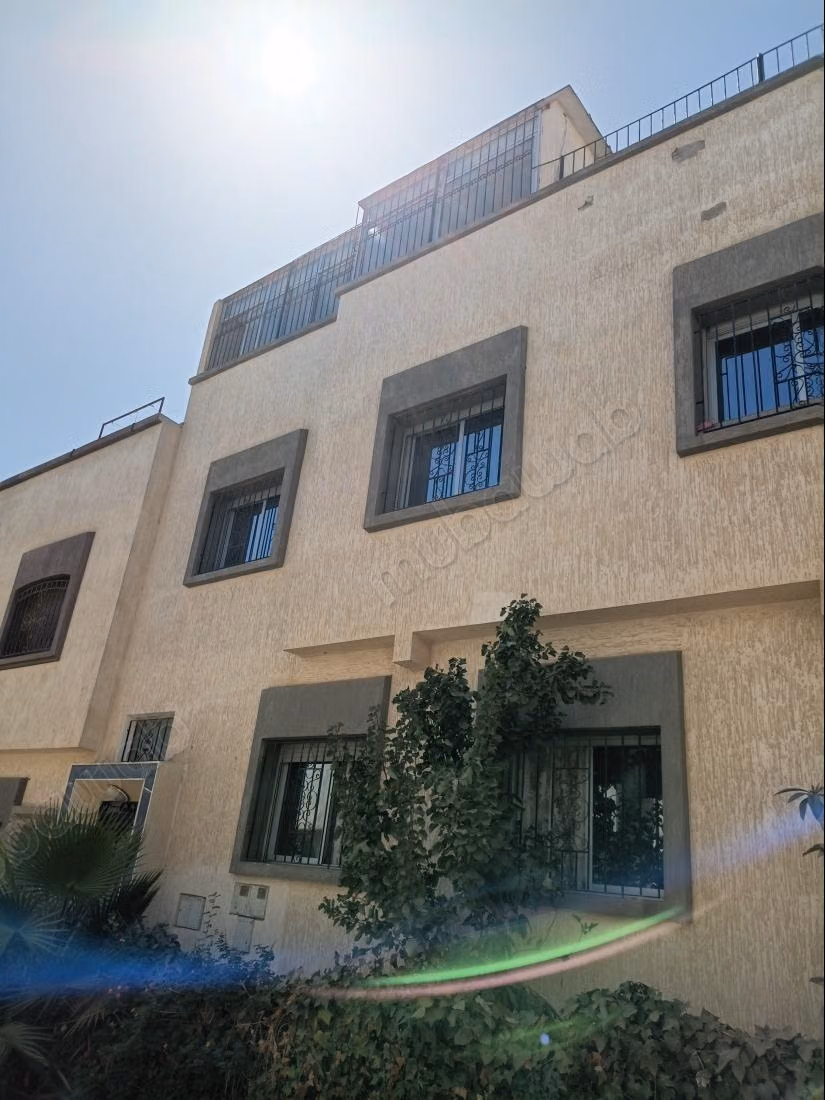 Maison à l'achat à Bir Rami Ouest. 
6 grandes pièces. 
Jardin et terrasse