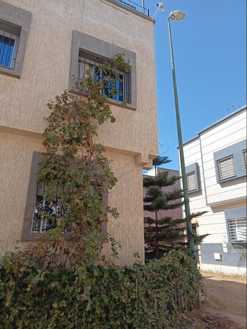 Maison à l'achat à Bir Rami Ouest. 
6 grandes pièces. 
Jardin et terrasse