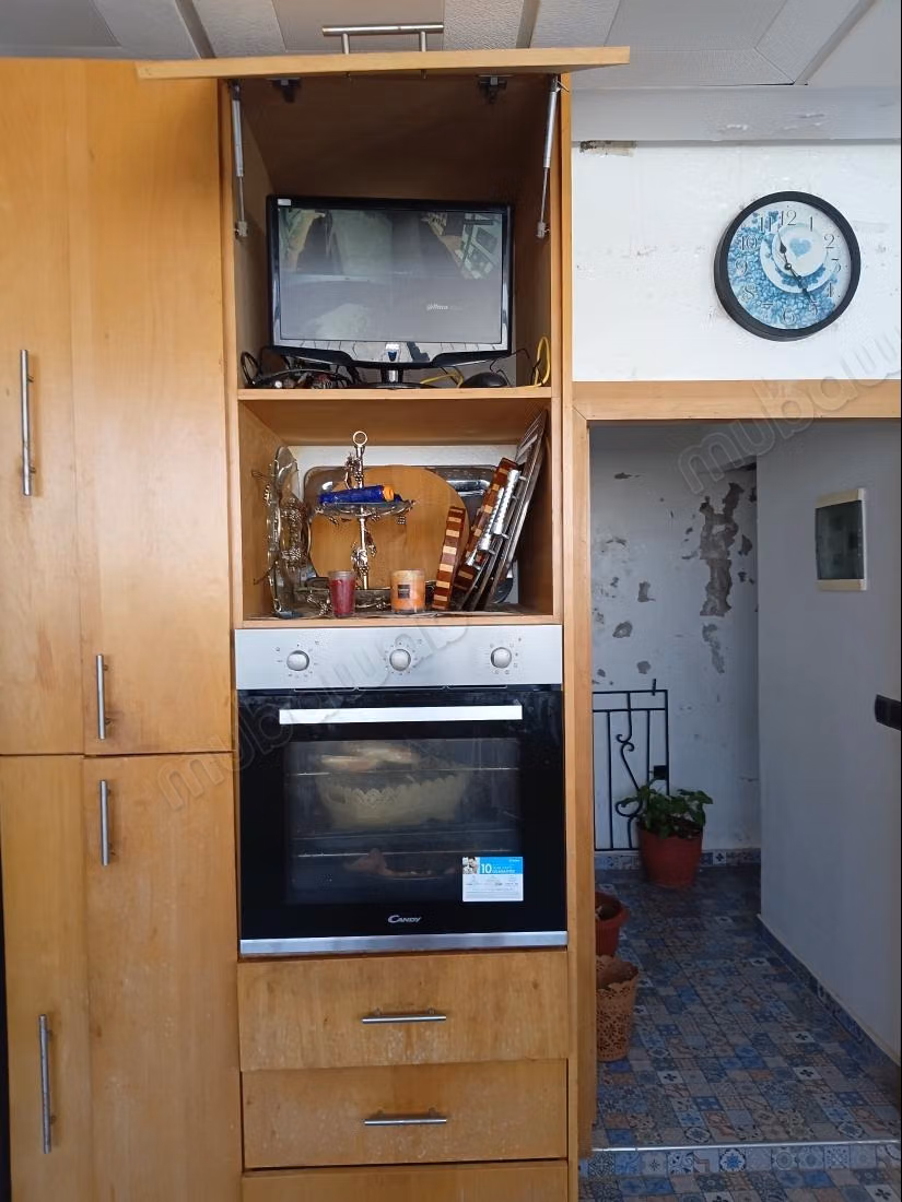 Maison à l'achat à Bir Rami Ouest. 
6 grandes pièces. 
Jardin et terrasse