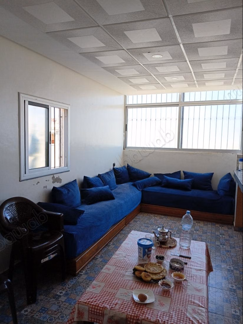 Maison à l'achat à Bir Rami Ouest. 
6 grandes pièces. 
Jardin et terrasse