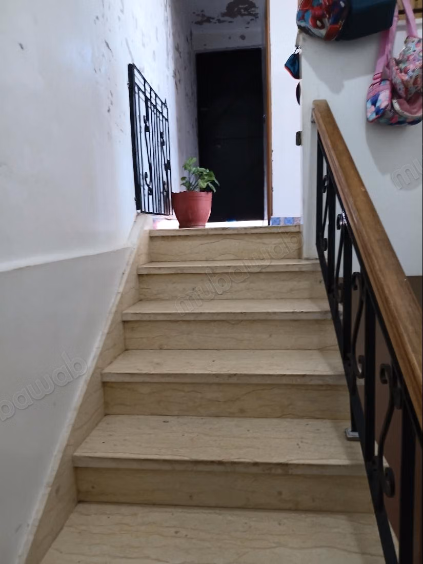 Maison à l'achat à Bir Rami Ouest. 
6 grandes pièces. 
Jardin et terrasse