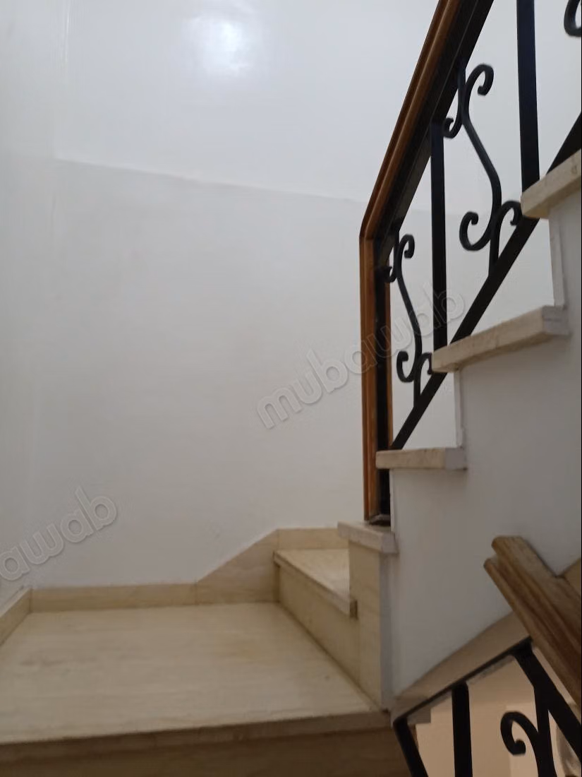 Maison à l'achat à Bir Rami Ouest. 
6 grandes pièces. 
Jardin et terrasse
