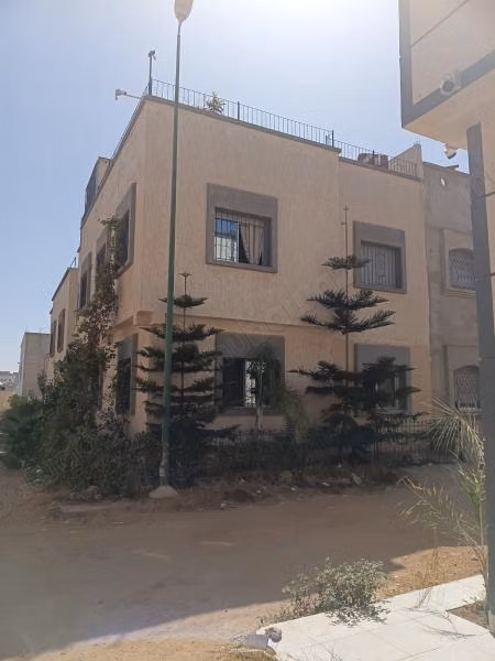 Maison à l'achat à Bir Rami Ouest. 
6 grandes pièces. 
Jardin et terrasse