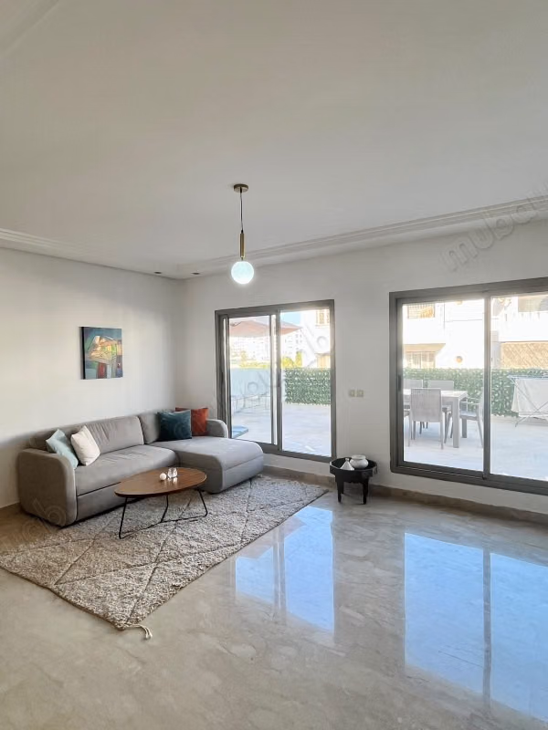 Appartement en location à Bourgogne Est. 1 belle chambre. Bien meublé