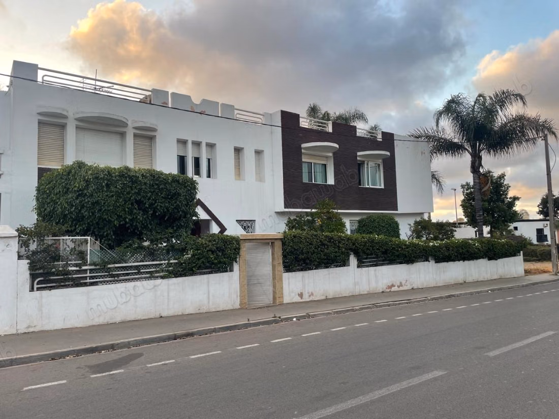 Villa 3 façades à vendre 
sidi maarouf 
mandarona
