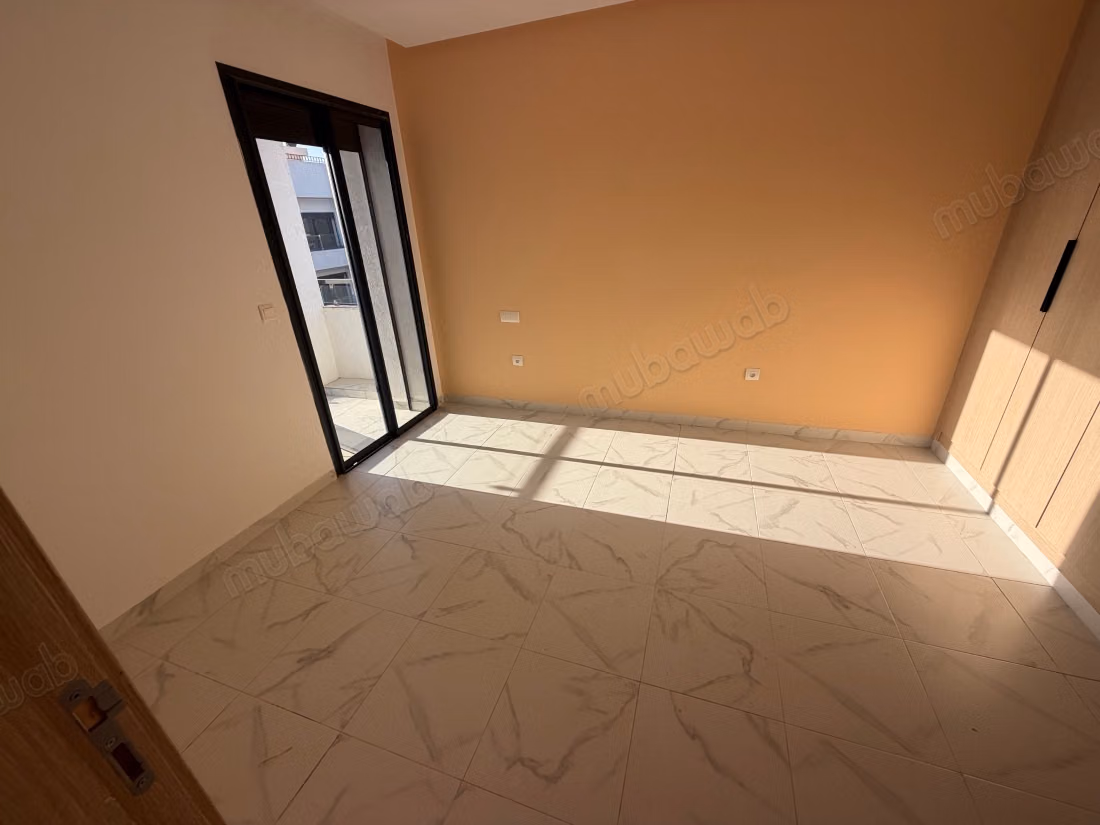Très bel appartement en location à Harhoura. 
3 chambres agréables. 
Salon traditionnel marocain, résidence sécurisée