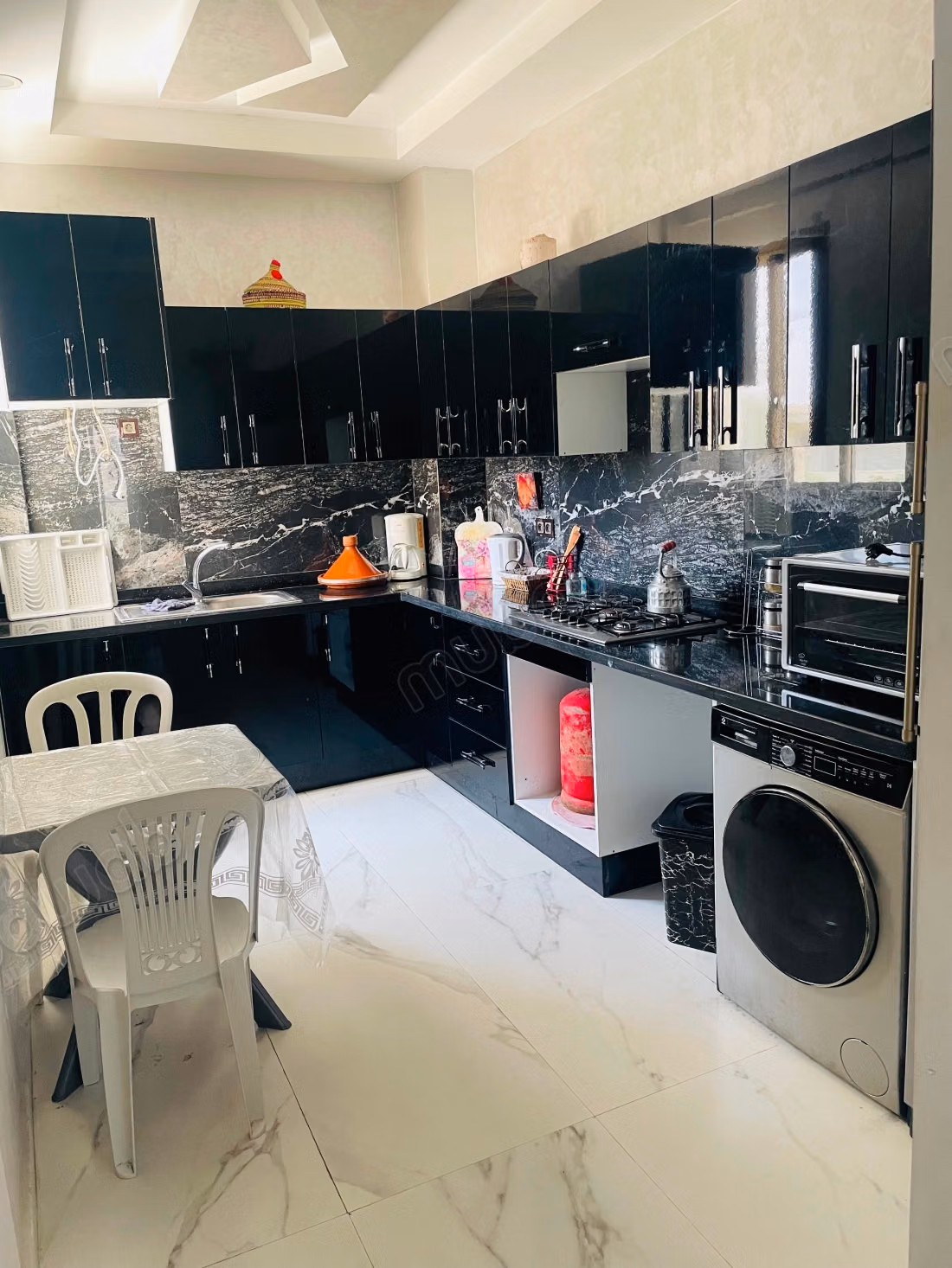 Appartement à louer à Bab Al Bahar. 3 chambres. Porte sécurisée, quartier sécurisé
