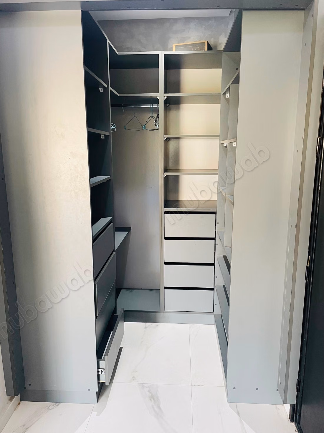 Appartement à louer à Bab Al Bahar. 3 chambres. Porte sécurisée, quartier sécurisé