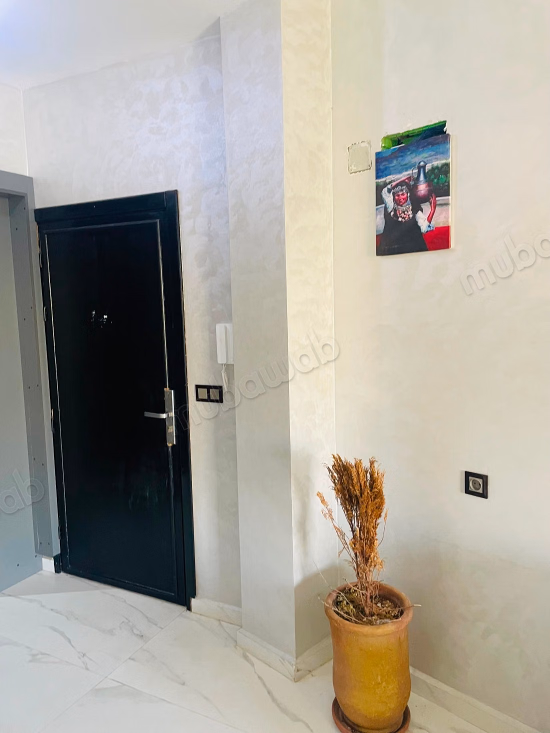 Appartement à louer à Bab Al Bahar. 3 chambres. Porte sécurisée, quartier sécurisé