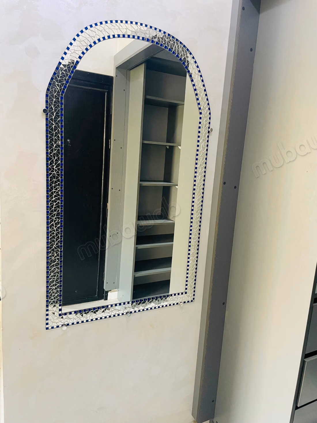 Appartement à louer à Bab Al Bahar. 3 chambres. Porte sécurisée, quartier sécurisé