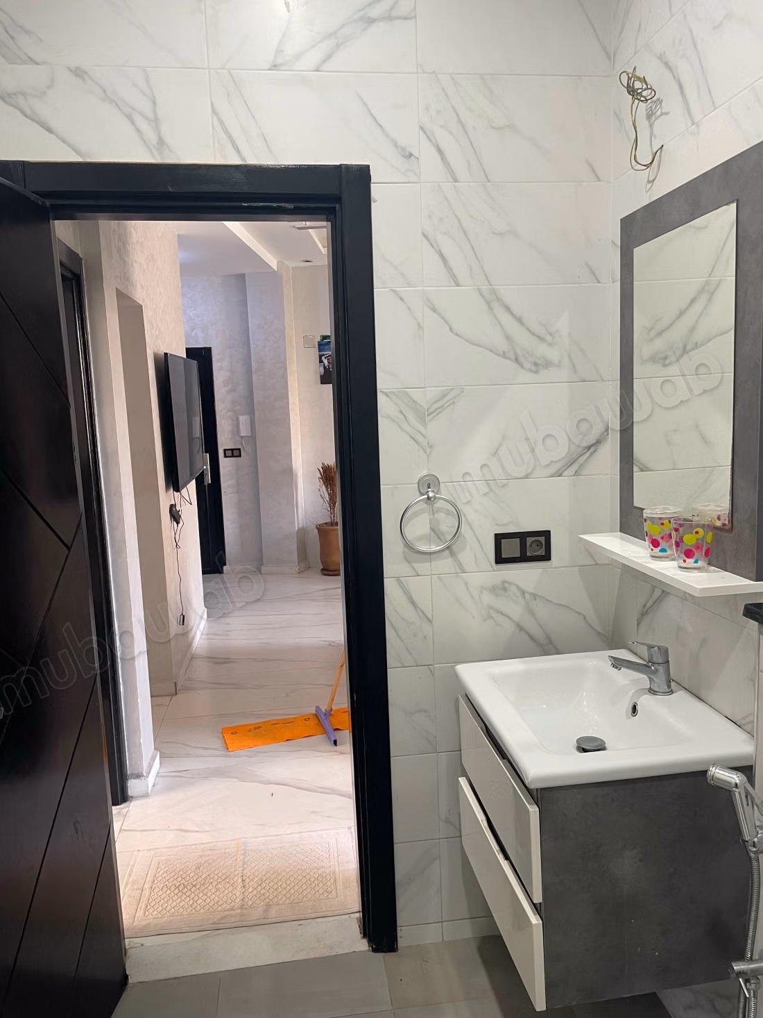 Appartement à louer à Bab Al Bahar. 3 chambres. Porte sécurisée, quartier sécurisé