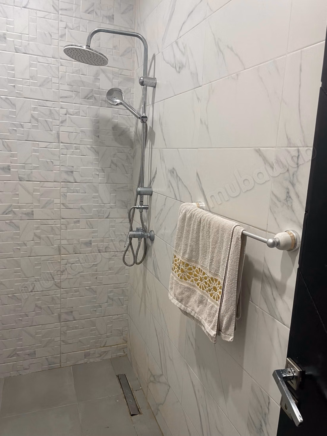 Appartement à louer à Bab Al Bahar. 3 chambres. Porte sécurisée, quartier sécurisé