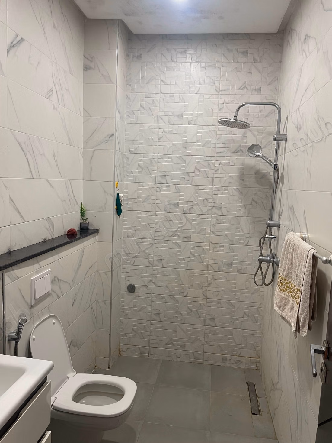 Appartement à louer à Bab Al Bahar. 3 chambres. Porte sécurisée, quartier sécurisé