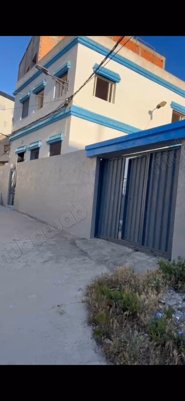 Luxe huis te koop aan de Nationale Route Assilah. Totale oppervlakte 282 m². Parkeerplaats en tuin
