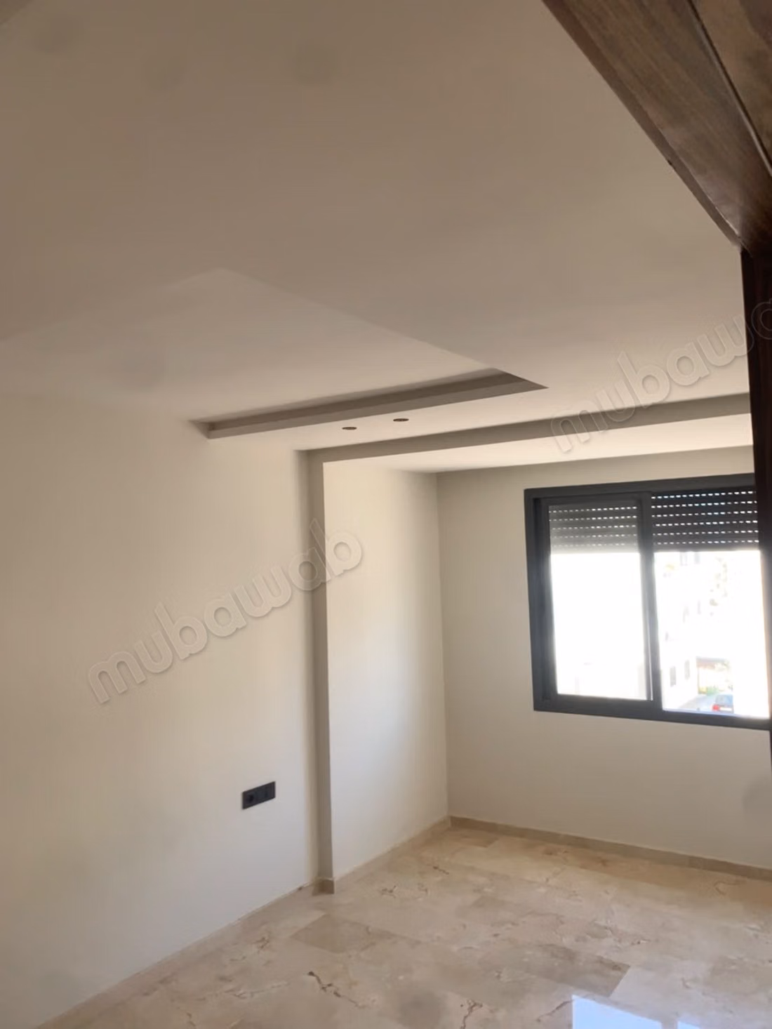 Location d'un appartement à Wifak. 
3 grandes pièces. 
Cuisine entièrement équipée