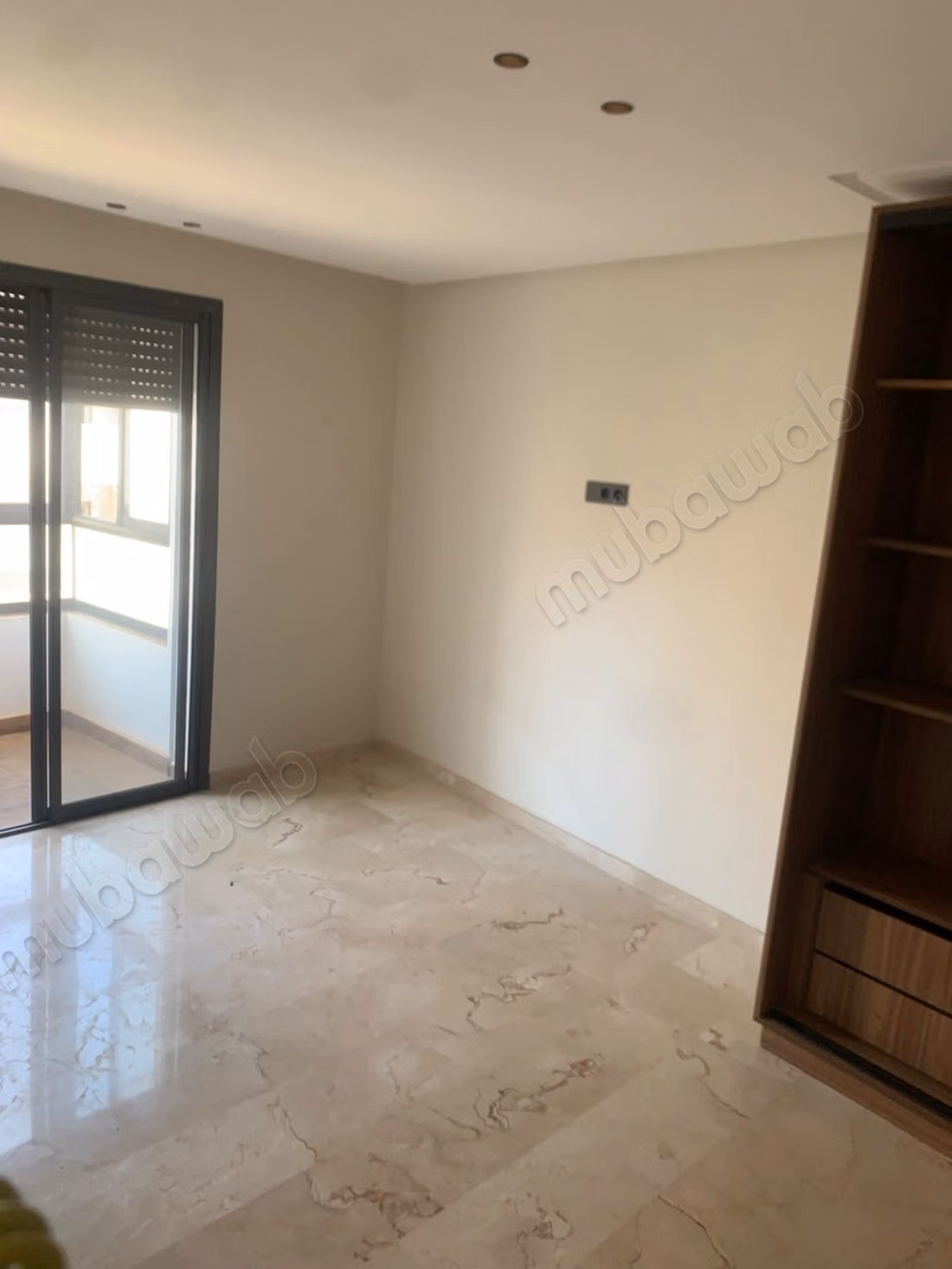Location d'un appartement à Wifak. 
3 grandes pièces. 
Cuisine entièrement équipée
