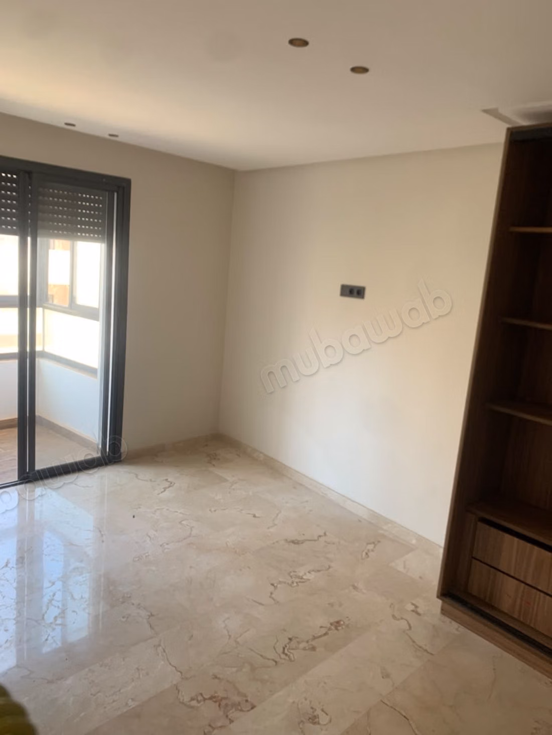 Location d'un appartement à Wifak. 
3 grandes pièces. 
Cuisine entièrement équipée