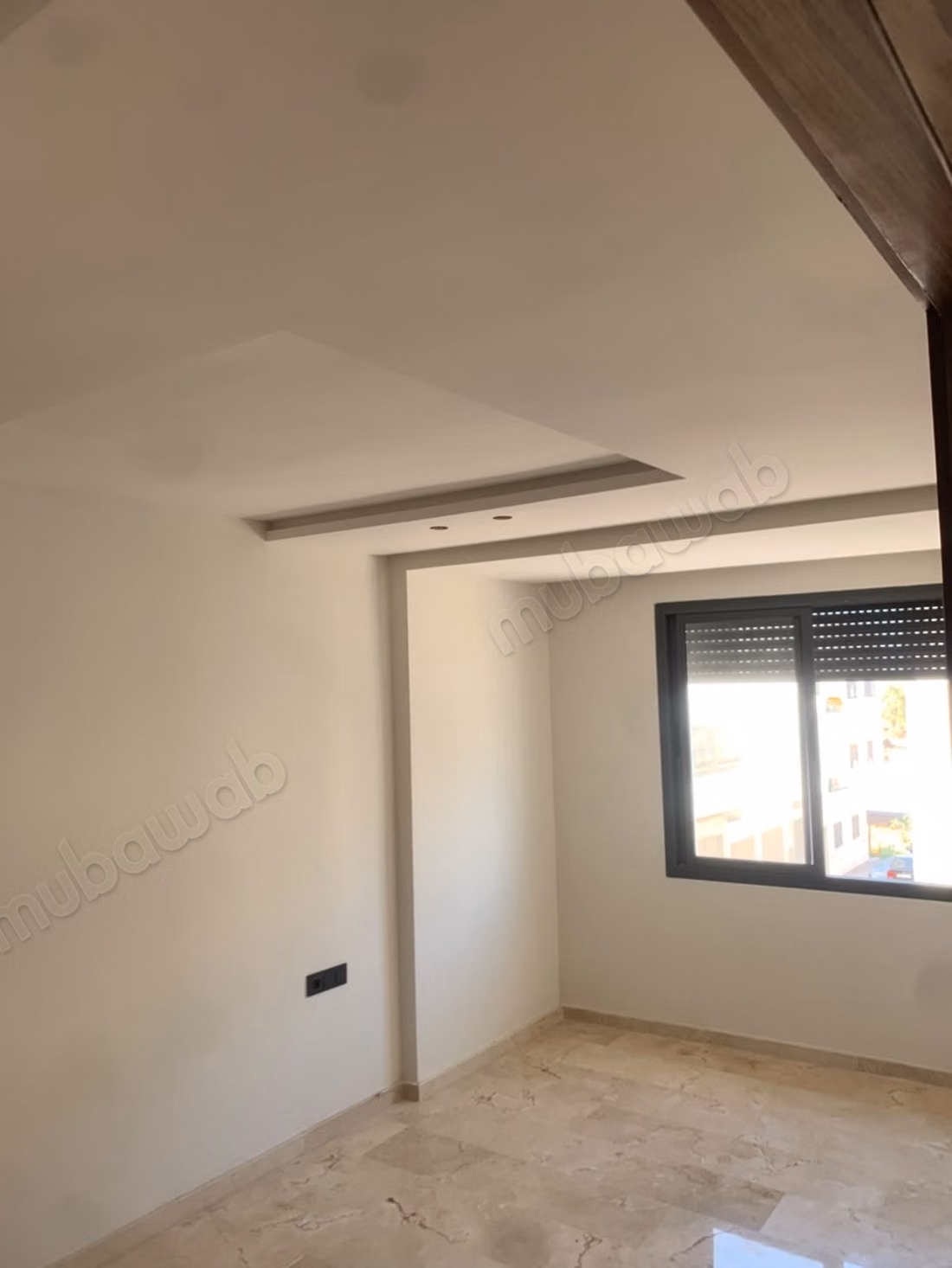 Location d'un appartement à Wifak. 
3 grandes pièces. 
Cuisine entièrement équipée